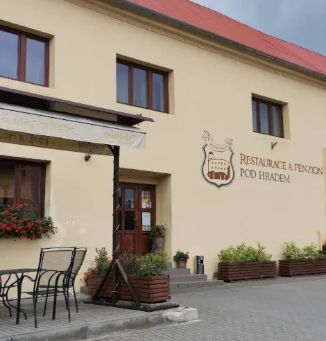 Restaurace a penzion pod hradem